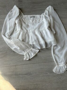 Abercrombie & Fitch white blouse with ruffle details elastic waistband. Size S